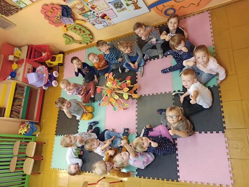 Grupa Wróbelki prezentuje wykonane drzewo